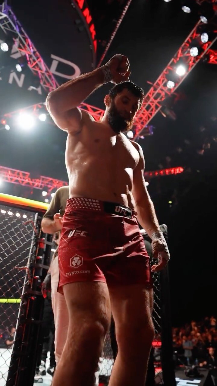ufc 게시물 이미지: Big Ank got it done at #UFCAbuDhabi 😤

Who is...