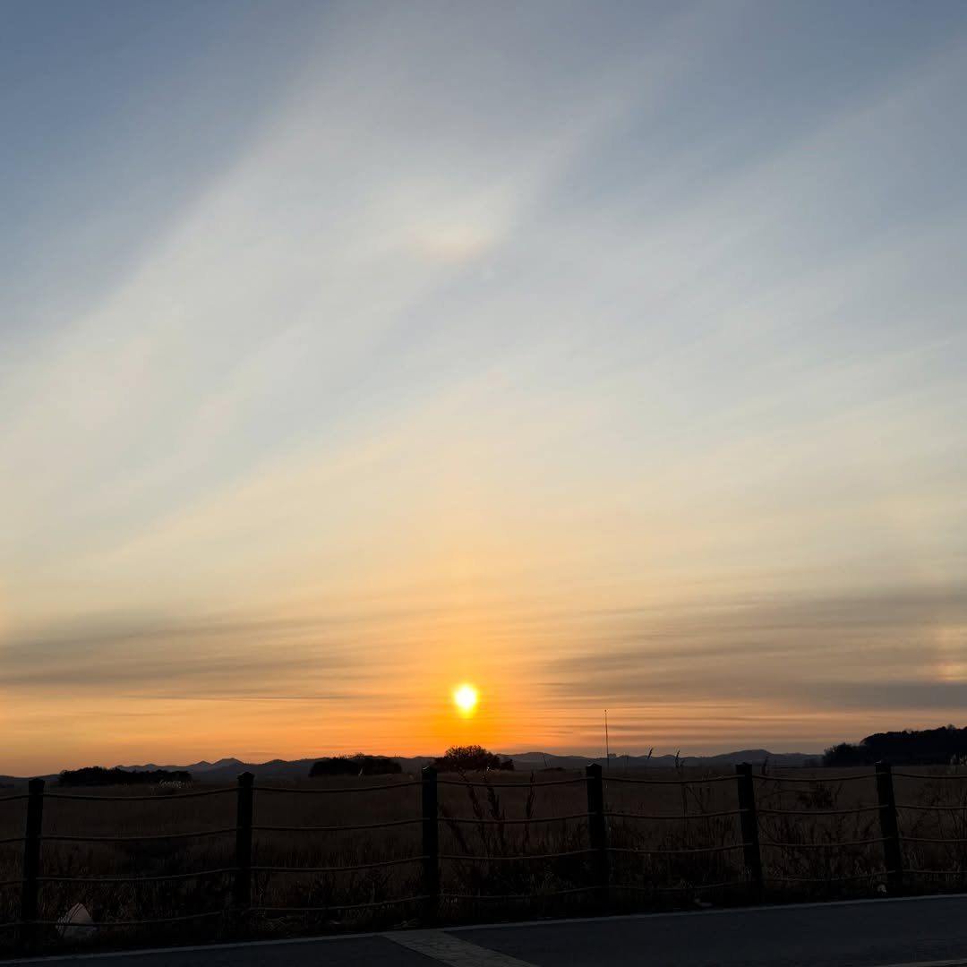 Photo by 안채연 어글리레몬| 푸드컨설턴트  | 우리가족 보약 스무디 on December 31, 2025. May be an image of windmill, cloud, twilight, horizon, telephone pole and text.