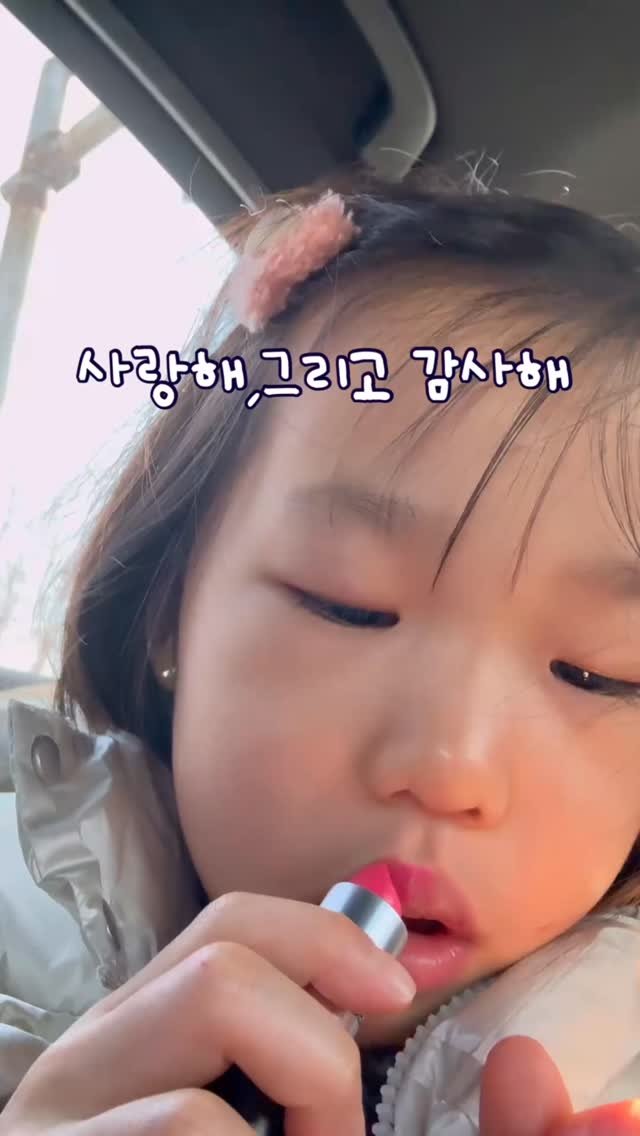 ugly__lemon 게시물 이미지: 며칠 전, 첫째가 침대에서 놀다가 발이 걸려 떨어졌어요. 

뒷통수로 바닥에...