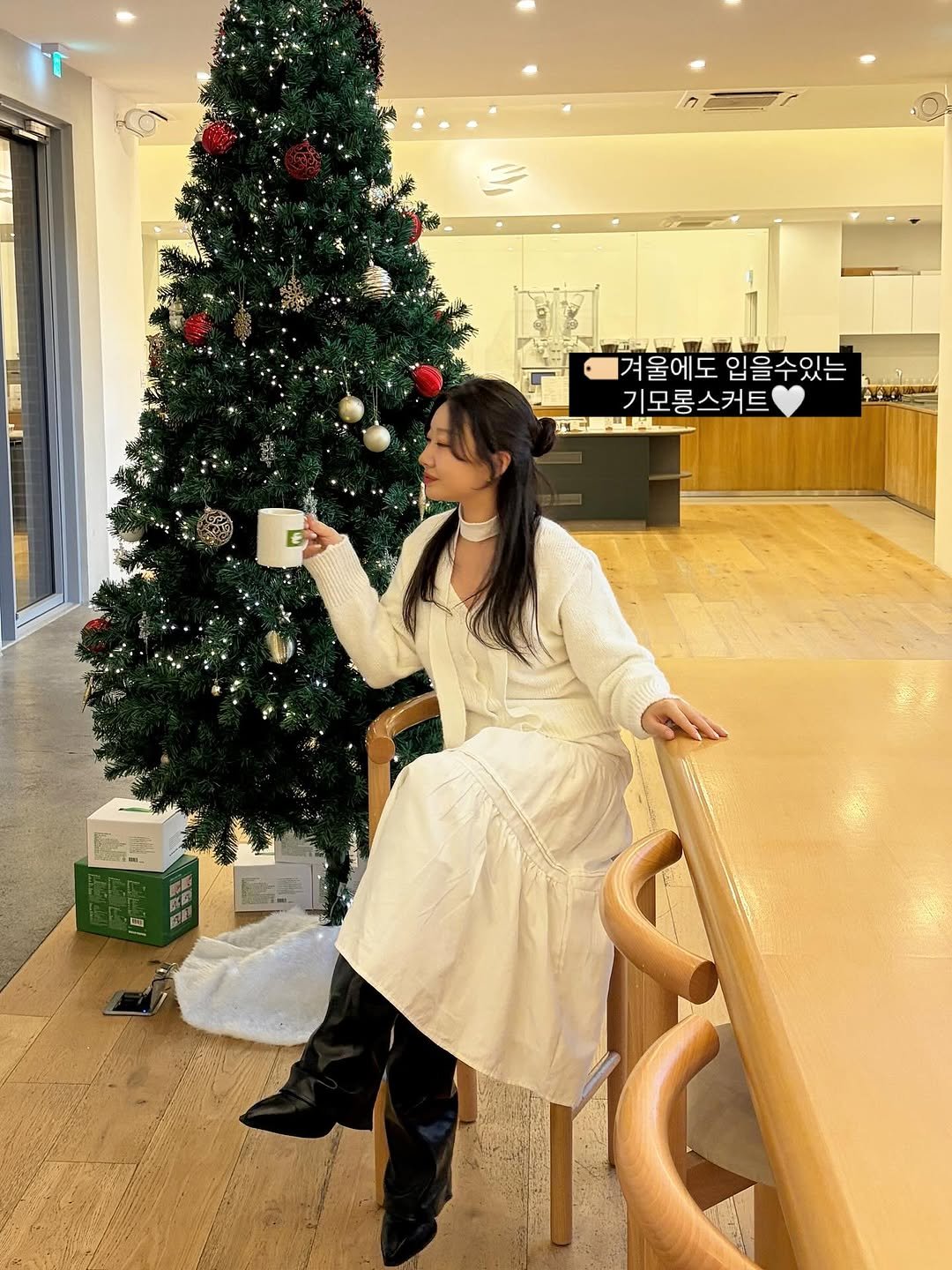 Photo by 어글리디어 l 스트레이트체형커버👖부츠컷데님, 노보정맛집 on December 01, 2025. May be an image of christmas tree, tinsel and text.