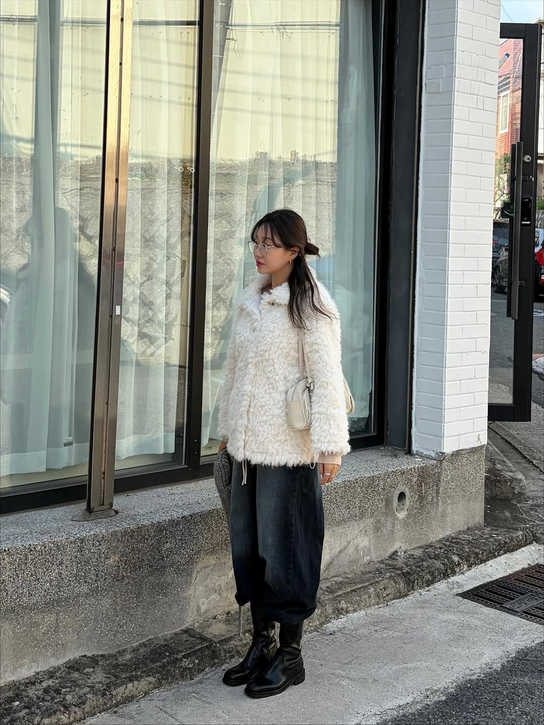 Photo by 어글리디어 l 스트레이트체형커버👖부츠컷데님, 노보정맛집 on November 19, 2025. May be an image of duffle coat, overcoat, goosedown coat, parka, fur and text.