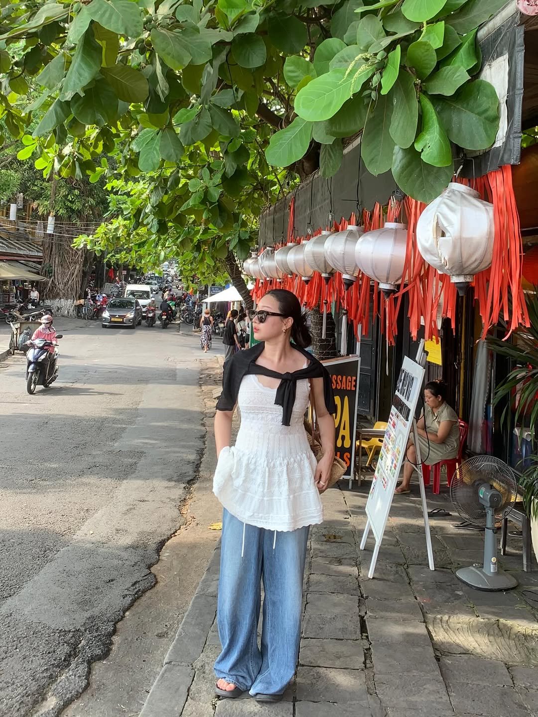 Photo by 어글리디어 l 스트레이트체형커버👖부츠컷데님, 노보정맛집 on April 23, 2026. May be an image of one or more people, wind chime, lantern, outdoors and text.