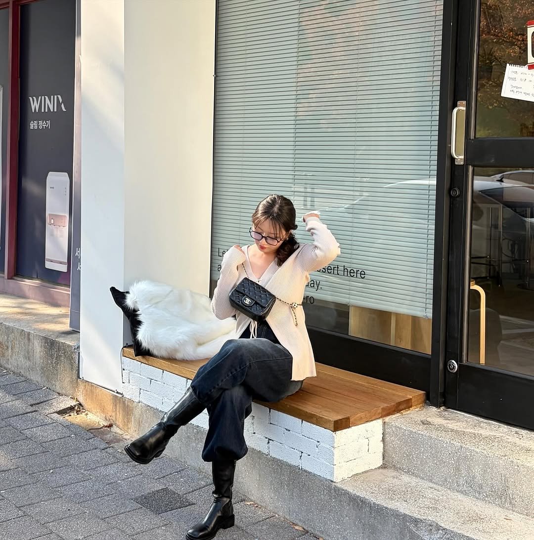 Photo by 어글리디어 l 스트레이트체형커버👖부츠컷데님, 노보정맛집 on November 05, 2025. May be an image of boots, overcoat, display case, turtleneck, cornflower and text.