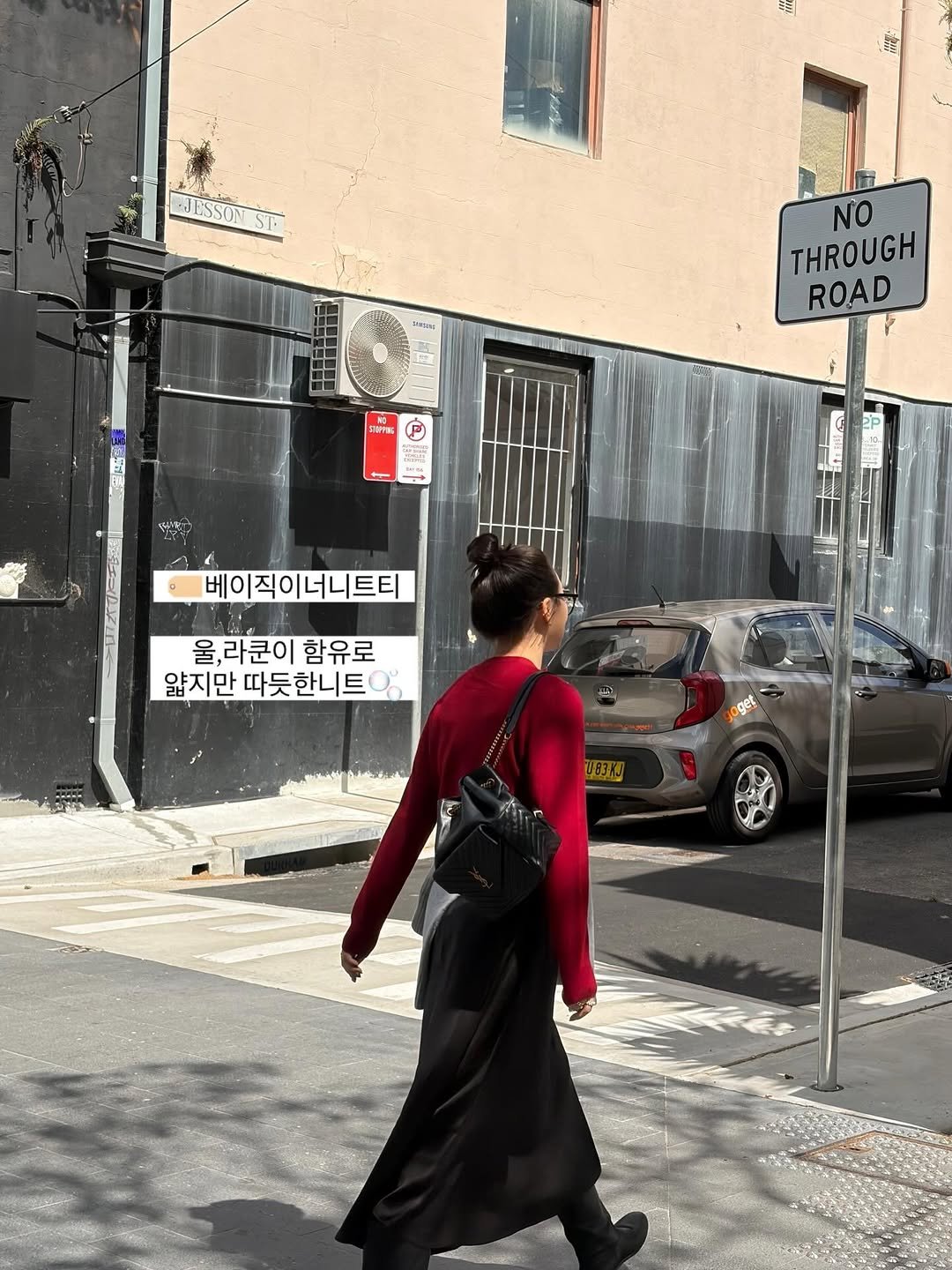 Photo by 어글리디어 l 스트레이트체형커버👖부츠컷데님, 노보정맛집 on November 20, 2025. May be an image of standing, overcoat, turtleneck, street and text that says 'JUSSONST. JESSON NO THROUGH ROAD "ា 베이직이너니트티 울,라쿤이함유로 울 을,라쿠이 함유로 얇지만 따듯한니트아'.