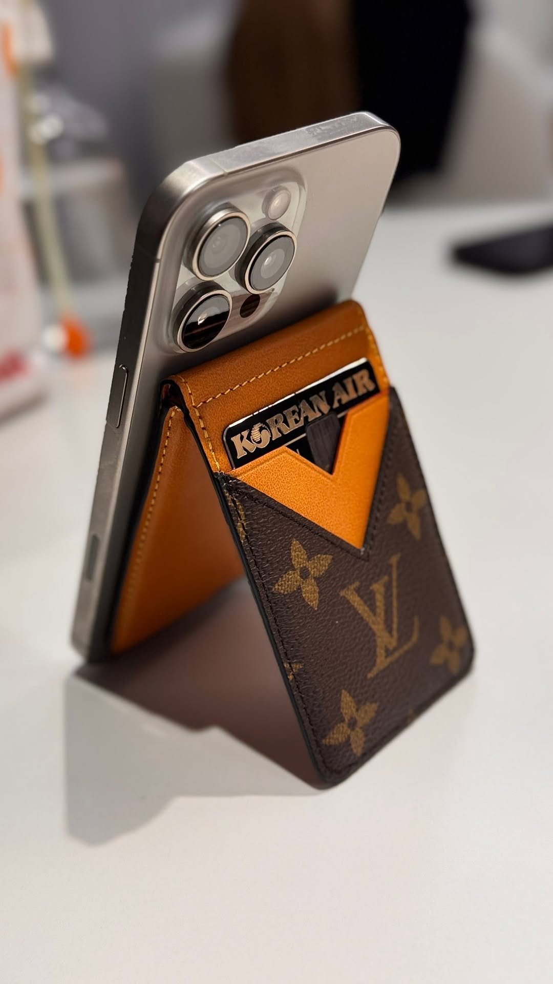 Photo by 어비 on February 05, 2026. May be an image of phone, belt buckle, cigarette case, wallet and text that says 'KORE KG V'.