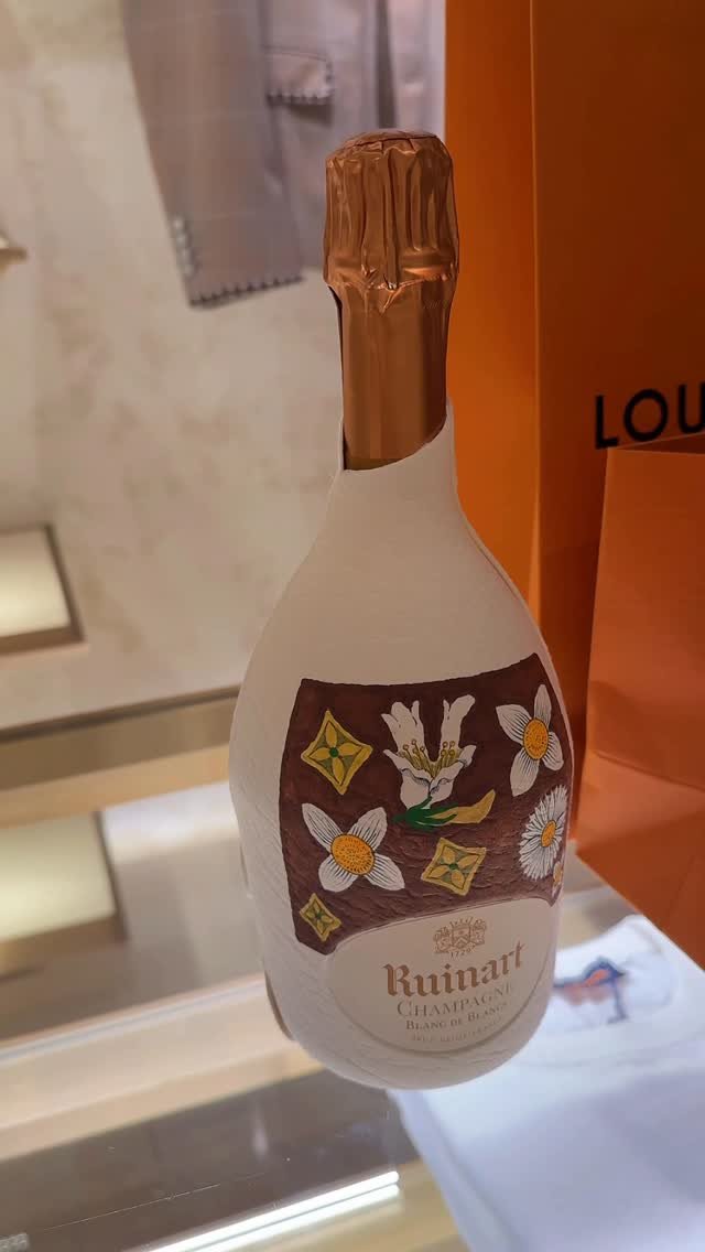 uhbee_rurucheche 게시물 이미지: 루이비통 신상이 있다고 해서 집앞 루이비통 매장에 다녀왔어요.
일단 츄파춥스 모양의...