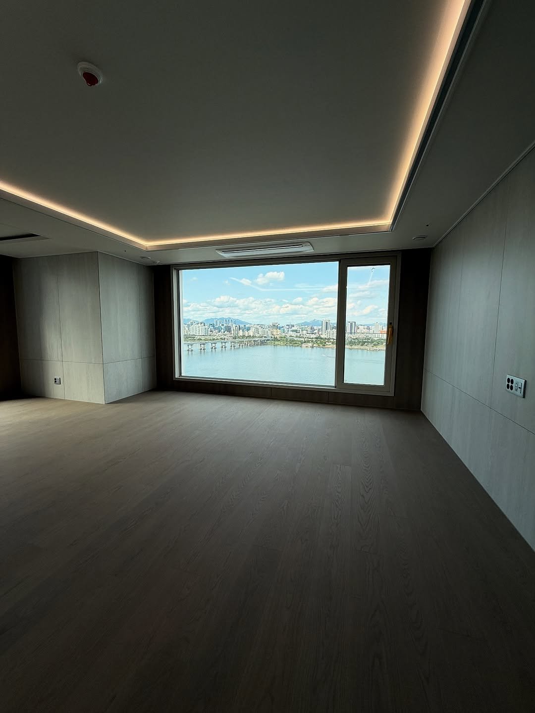 Photo by 어비 on September 14, 2025. May be an image of lighting, sliding door, buildings, hallway and text.