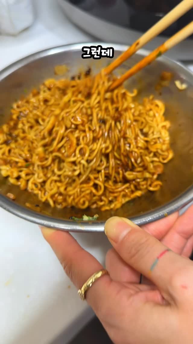 uhbee_rurucheche 게시물 이미지: 미우새에 나온
짜르보나라 직접 만들어볼게요
컵라면으로 만들껀데요
방법은...