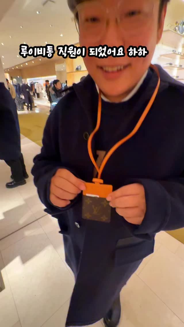 uhbee_rurucheche 게시물 이미지: 루이비통 사원돠기! 
회사 다닐때 여기에 사원증 넣고 다니면 간지...