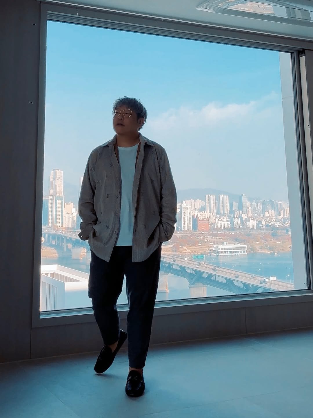 Photo by 어비 on November 12, 2025. May be an image of Victoria Peak and skyscraper.