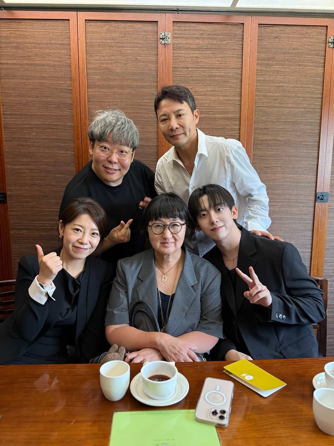 Photo by 어비 on August 23, 2025. May be an image of ‎5 people, bangs and ‎text that says '‎ل አ ce0‎'‎‎.
