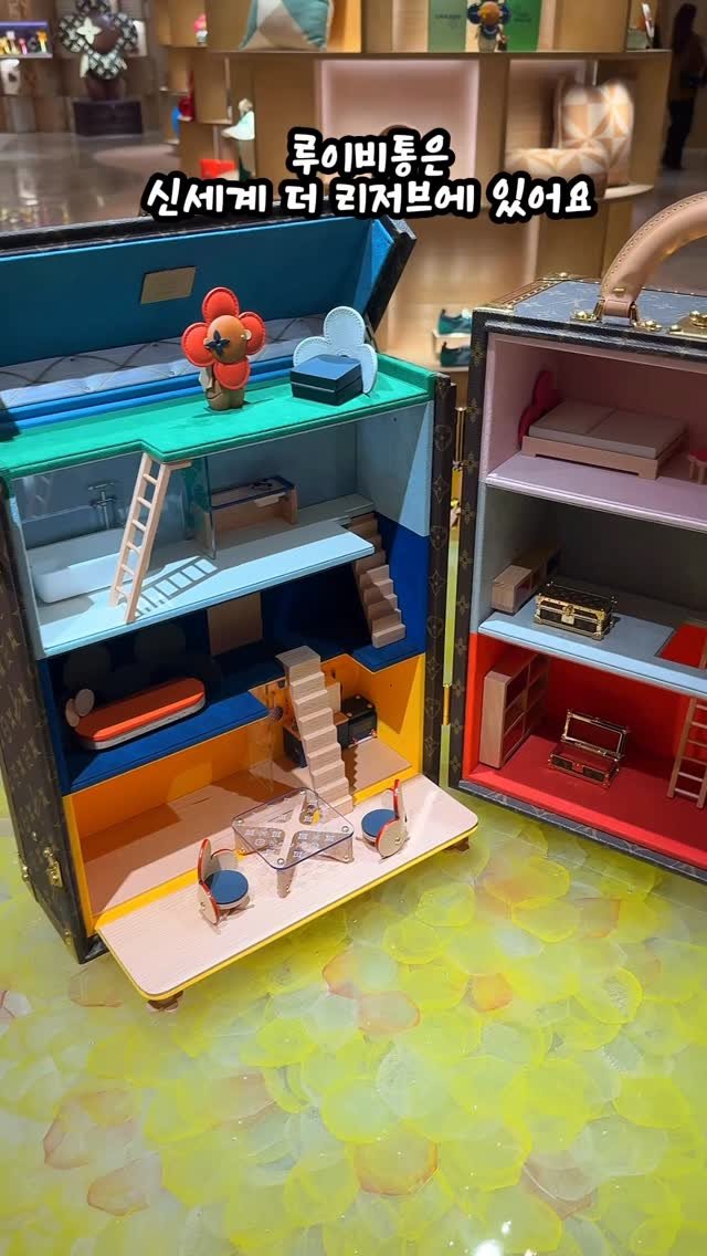 uhbee_rurucheche 게시물 이미지: 루이비통에서 인형의 집이 판다고? 
잠깐 그잔에 크리스마스 기념 집 모양 가방도...