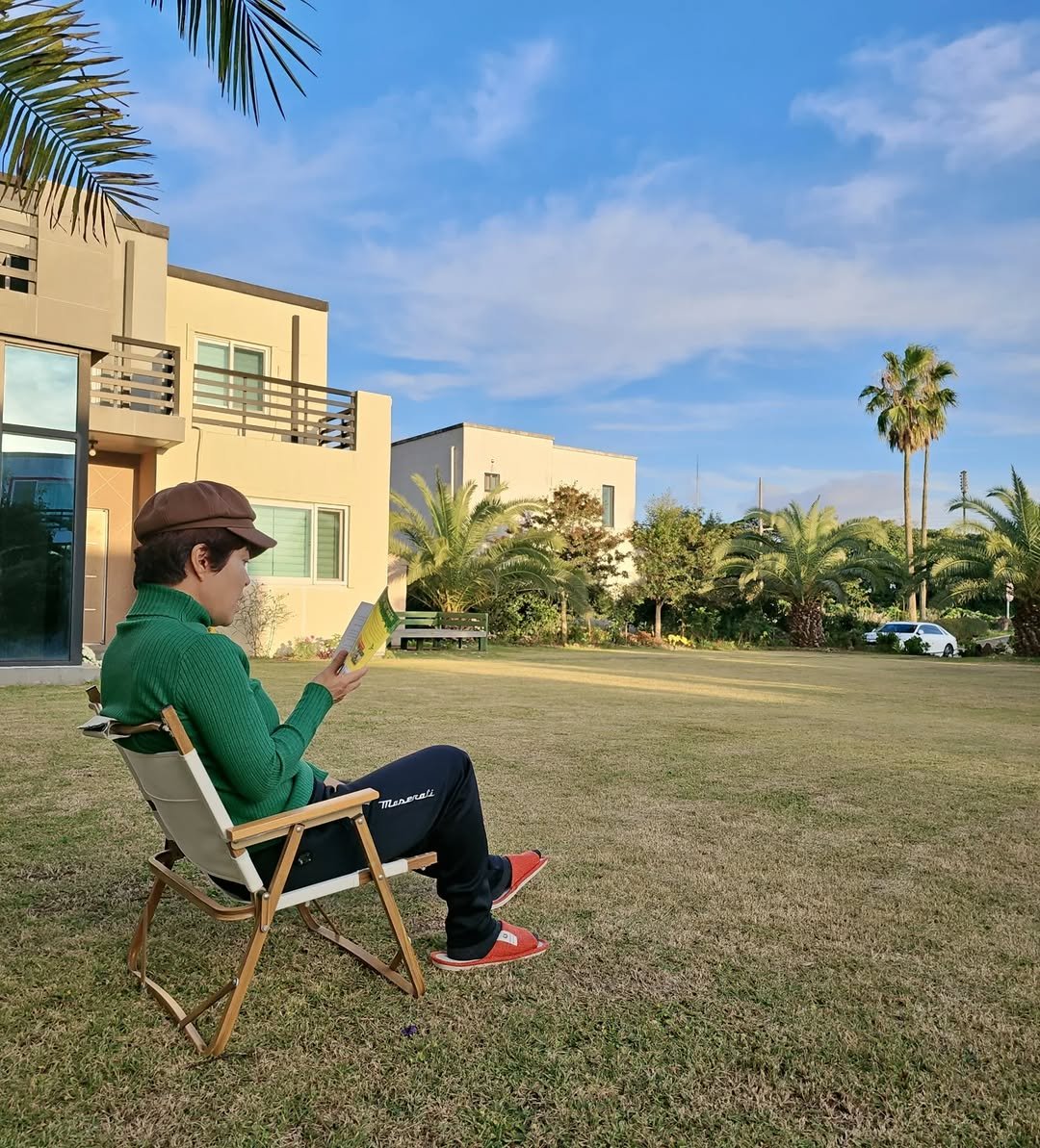 Photo by 조혜련 on November 03, 2025. May be an image of deck chair, grass, park, picnic, palm trees and text.