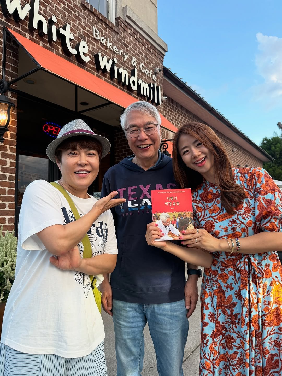 Photo shared by 이미나 on July 31, 2025 tagging @ulumma2012. May be an image of 3 people and text that says 'white Bakery&Cate Baker Bakery& a Winoml &Cafe 上 I 光 ... 사람의 혁명 혁명운돈 운동'.