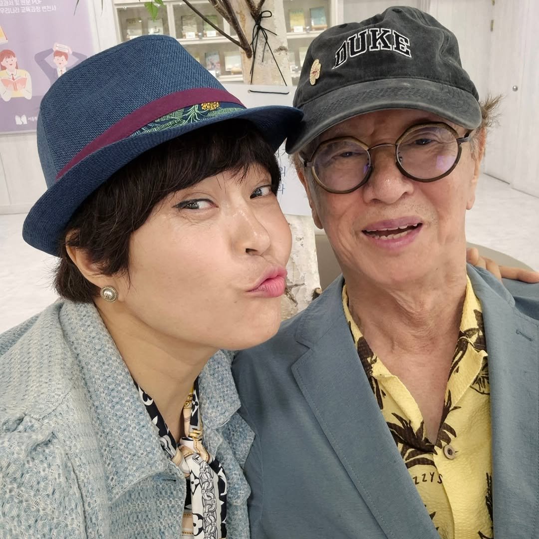Photo by 조혜련 on September 25, 2025. May be a selfie of 2 people, bangs, eyeglasses, hat and text.