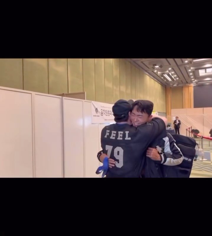um__ni_fit 게시물 이미지: #동료

다른 장소 , 다른 시간일지라도
변함없는 내 동료들의 마음

그들이 흘리는...
