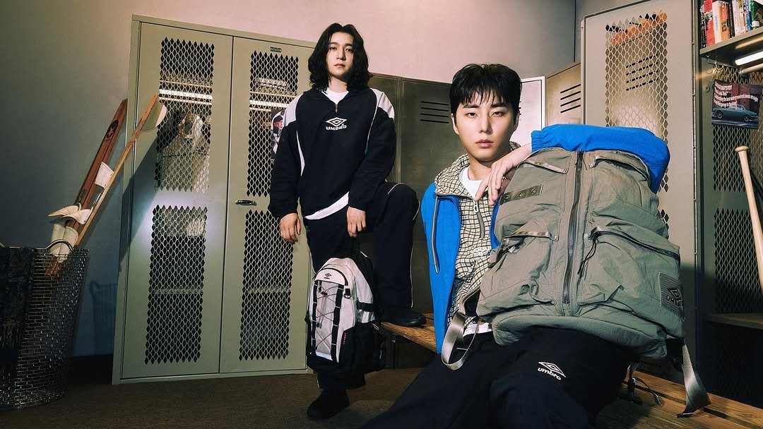 Photo by 엄브로 코리아 on January 07, 2026. May be an image of duffle coat and text.