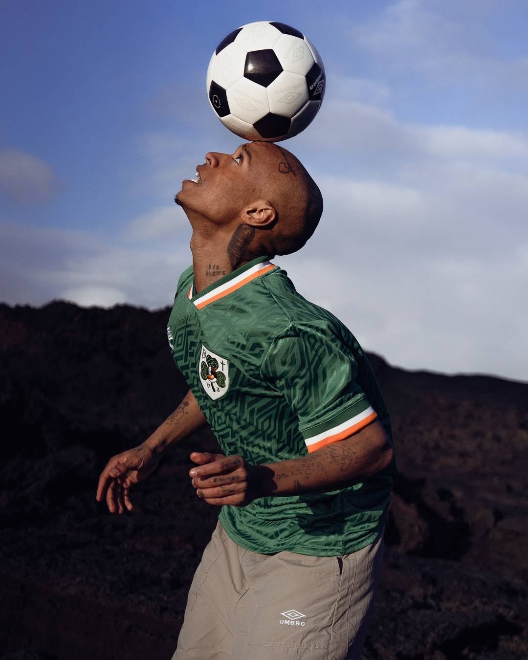 Photo by 엄브로 코리아 on March 02, 2026. May be an image of football, soccer, sports equipment, ball, sportswear, stadium, outdoors and text.