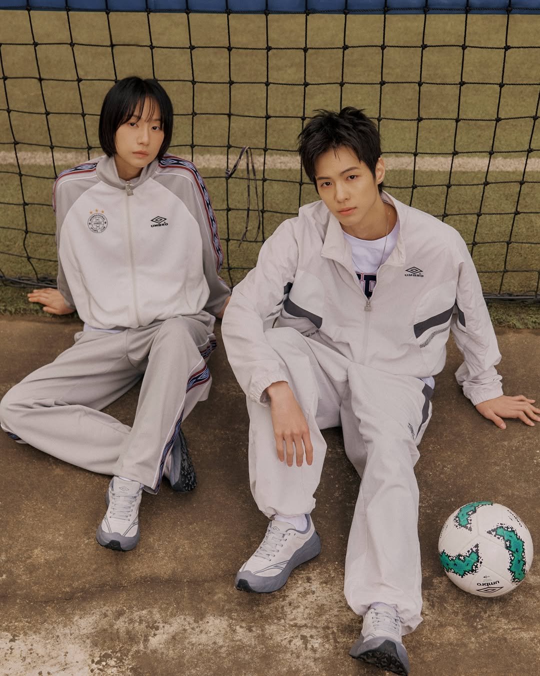 Photo by 엄브로 코리아 on January 09, 2026. May be an image of one or more people, bangs, sportswear and text.