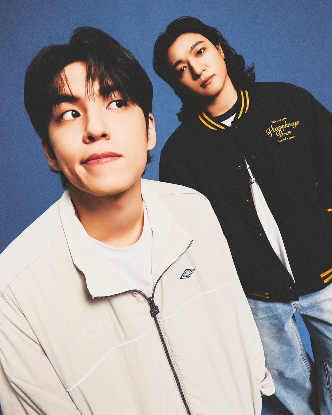 Photo by 엄브로 코리아 on October 09, 2025. May be an image of one or more people, bangs, poster, top, bolo tie and text.