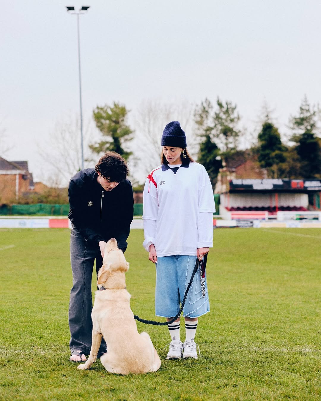 Photo by 엄브로 코리아 on March 05, 2026. May be an image of one or more people, Bedlington terrier, cocker spaniel, Afghan hound, parka, grass and text.