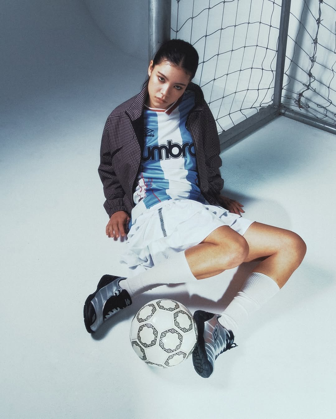 Photo by 엄브로 코리아 on February 26, 2026. May be an image of one or more people, makeup, people playing football, people playing soccer, sportswear, sports equipment, ball and text.