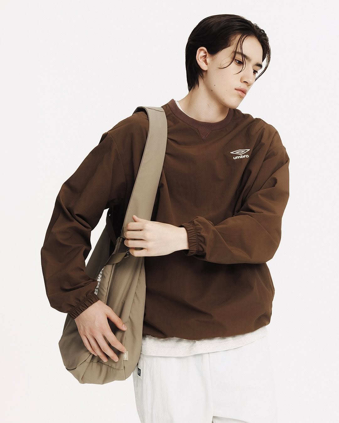 Photo by 엄브로 코리아 on August 27, 2025. May be an image of 1 person, duffle coat, drawstring, fleece, sportswear, parka and text that says 'umbro SAT MS 2'.