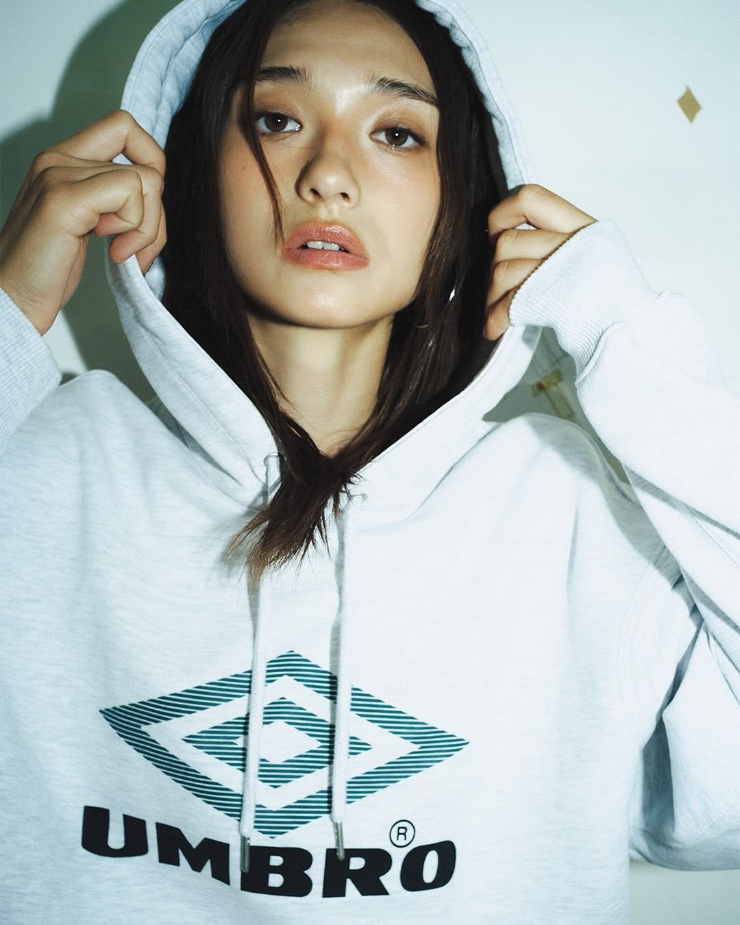 Photo by 엄브로 코리아 on August 11, 2025. May be an image of 1 person, fleece, sportswear, sweatshirt, parka and text that says 'UMBRO R'.