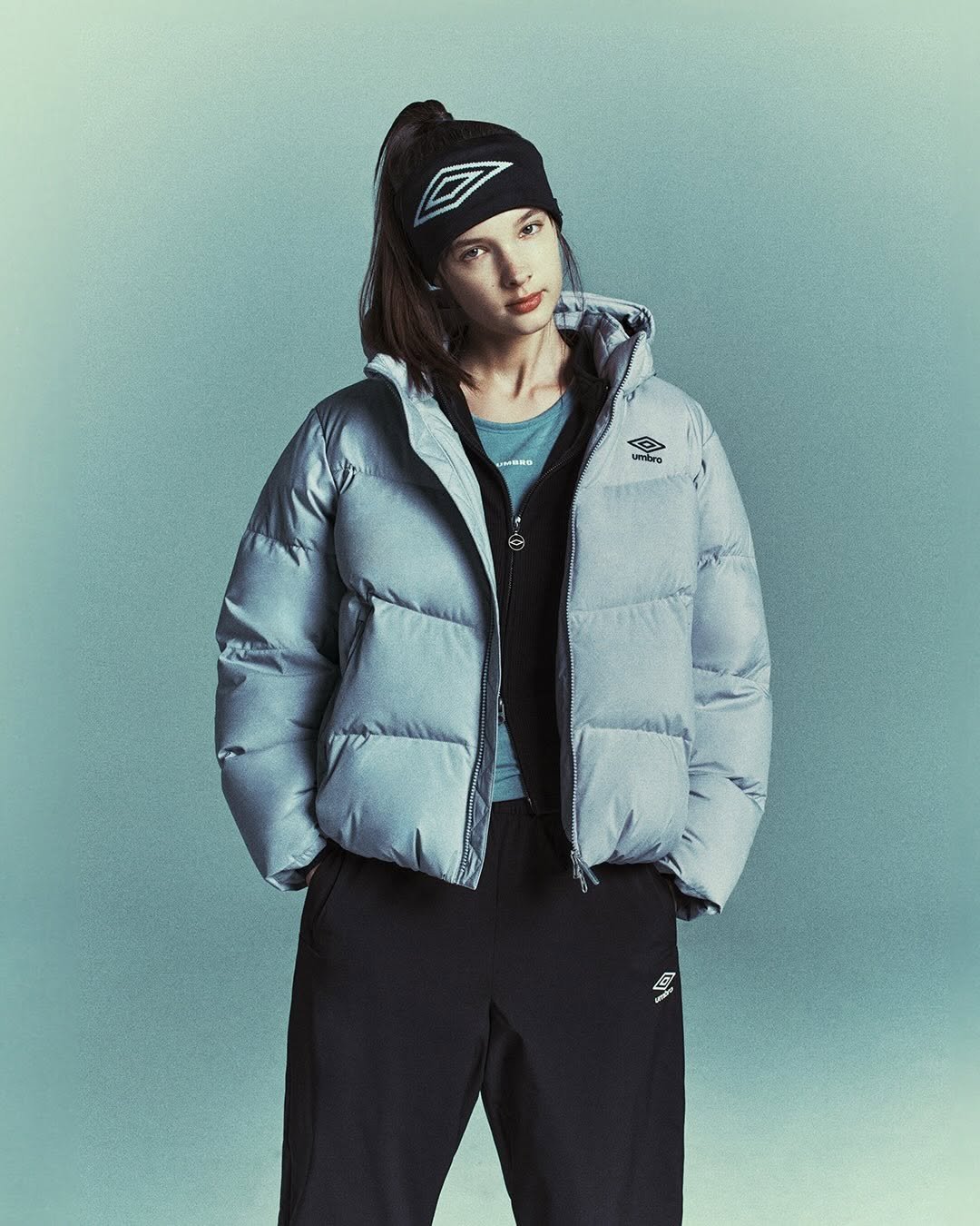 Photo by 엄브로 코리아 on November 25, 2025. May be an image of duffle coat, goosedown coat, snowsuit, sweatpants, jacket, sportswear, parka, fleece and text.