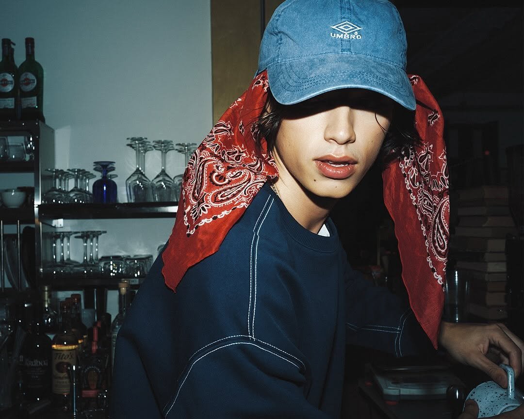 Photo by 엄브로 코리아 on August 18, 2025. May be an image of 1 person, hat, top, bandanna, headscarf, bolo tie and text.