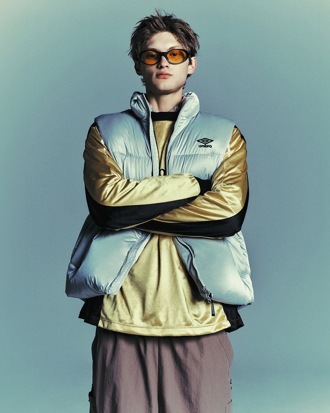 Photo by 엄브로 코리아 on November 24, 2025. May be an image of duffle coat, flight jacket, sportswear, glasses and text.