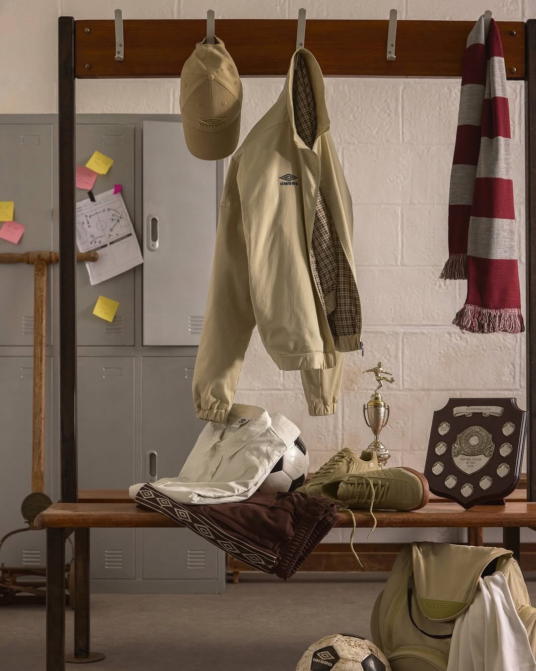 Photo by 엄브로 코리아 on March 03, 2026. May be an image of coat rack, clothes hanger, rack and text.