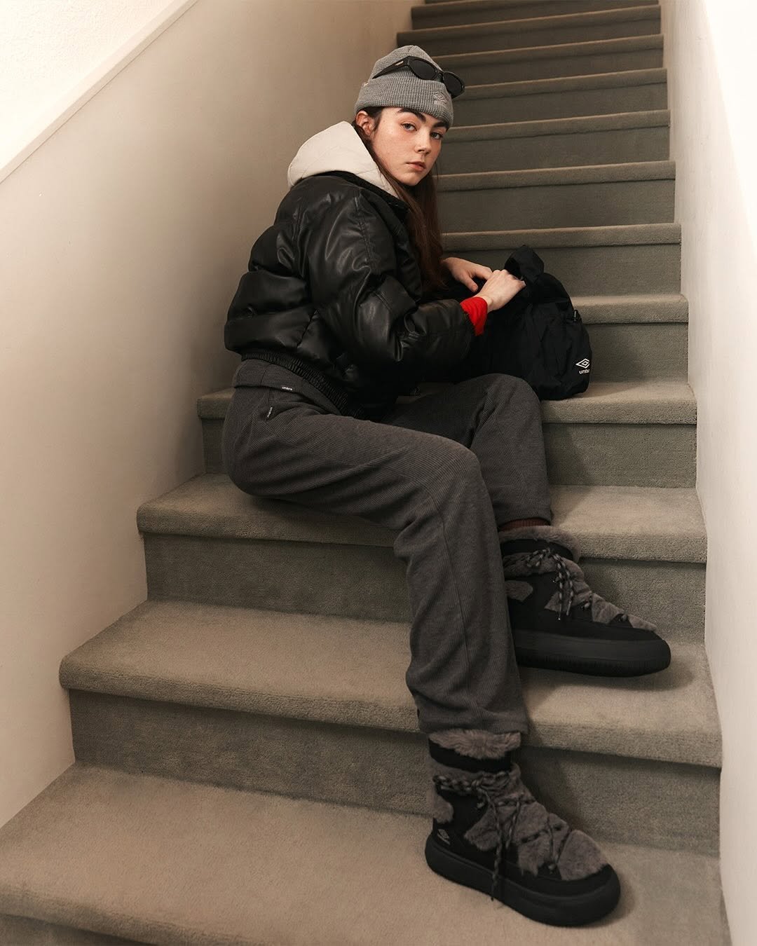 Photo by 엄브로 코리아 on November 25, 2025. May be an image of sherpa coat, duffle coat, goosedown coat, wingtip shoes, snowsuit, sweatpants, boots, parka, sweatsuit, fur, fleece and text.