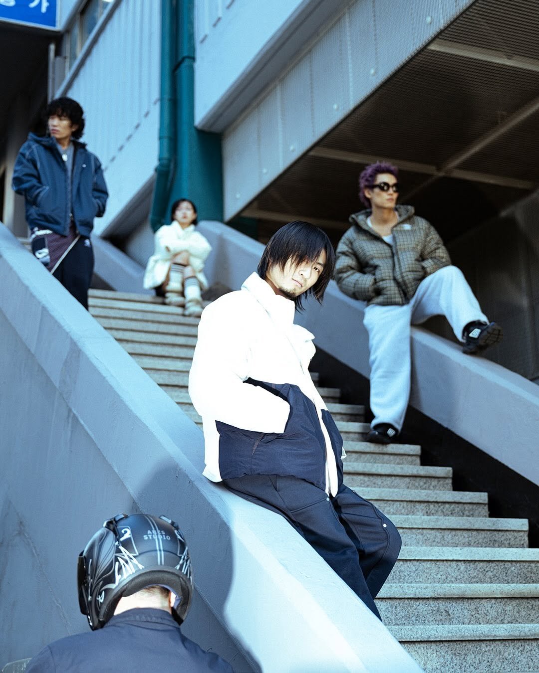 Photo shared by 엄브로 코리아 on November 27, 2025 tagging @bandkardi_. May be an image of one or more people, duffle coat, parka and text.