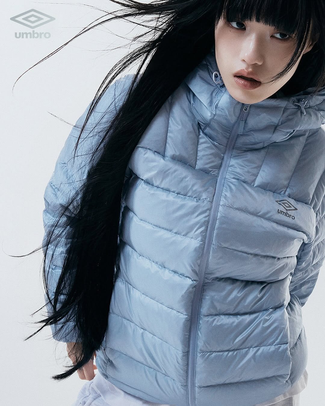 Photo by 엄브로 코리아 on September 30, 2025. May be an image of goosedown coat, fur coat, duffle coat, jacket, raincoat, snowsuit, parka and text that says 'umbro umbro bro'.