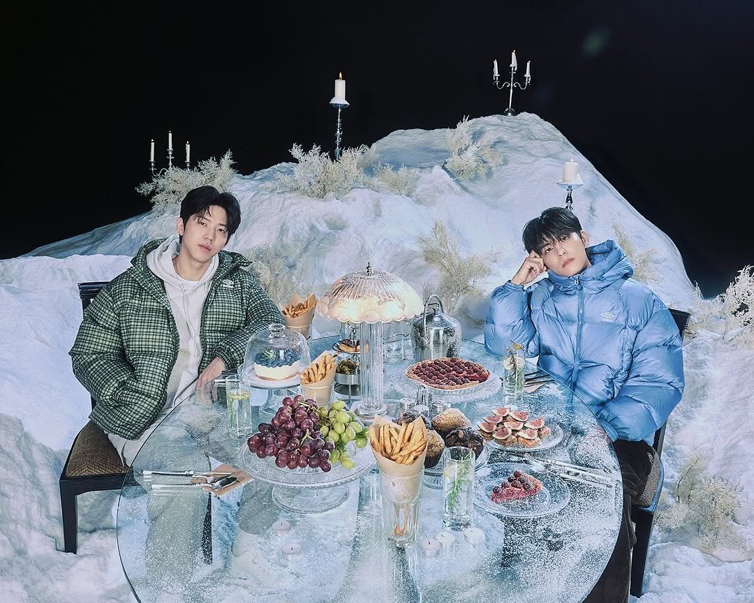 Photo shared by 엄브로 코리아 on November 17, 2025 tagging @day6kilogram. May be an image of duffle coat, goosedown coat, parka, outdoors and text.