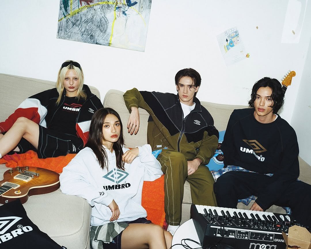 Photo by 엄브로 코리아 on August 10, 2025. May be an image of 4 people, sportswear, top, flight jacket and text that says 'mBH UMIRO UM20 m PUPPO UM < UMBRO UMI ጋ 7 BRO R Ae GRANL'.