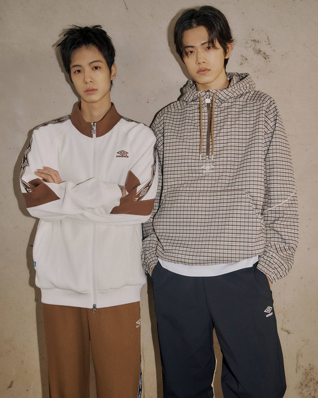 Photo by 엄브로 코리아 on January 12, 2026. May be an image of one or more people, bangs, bolo tie, top and text.