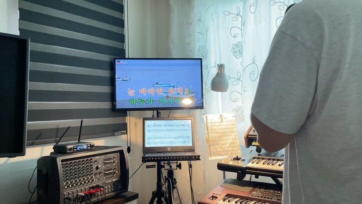 umlicht 게시물 이미지: 장인어른(진)이 구비해놓으신 성능이 미쳐버린 노래방 기계로 장모님(진)과...