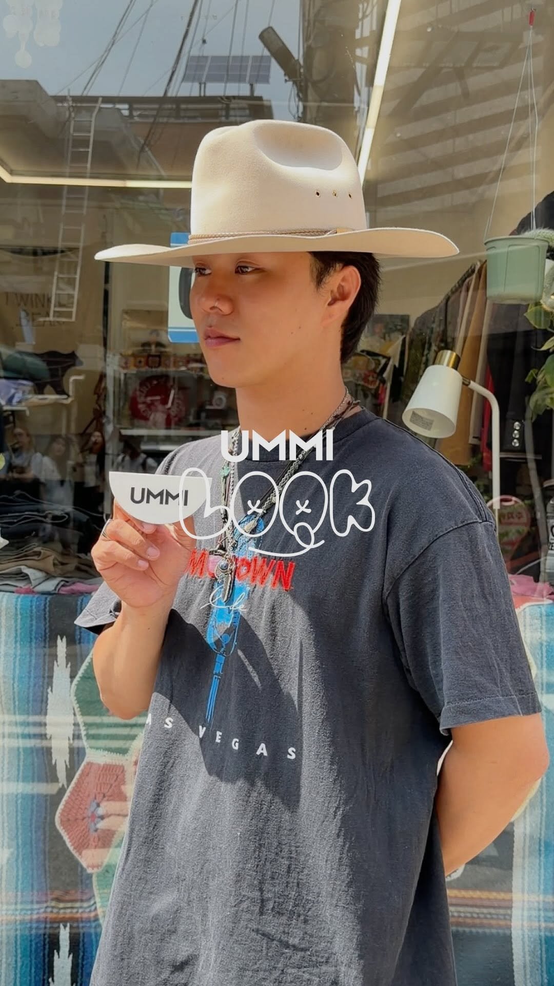 ummi_magazine 게시물 이미지: 여기는 군자. 🌳 음미의 레이더망에 포착된 페도라를 쓴 남성. 빈티지숍...