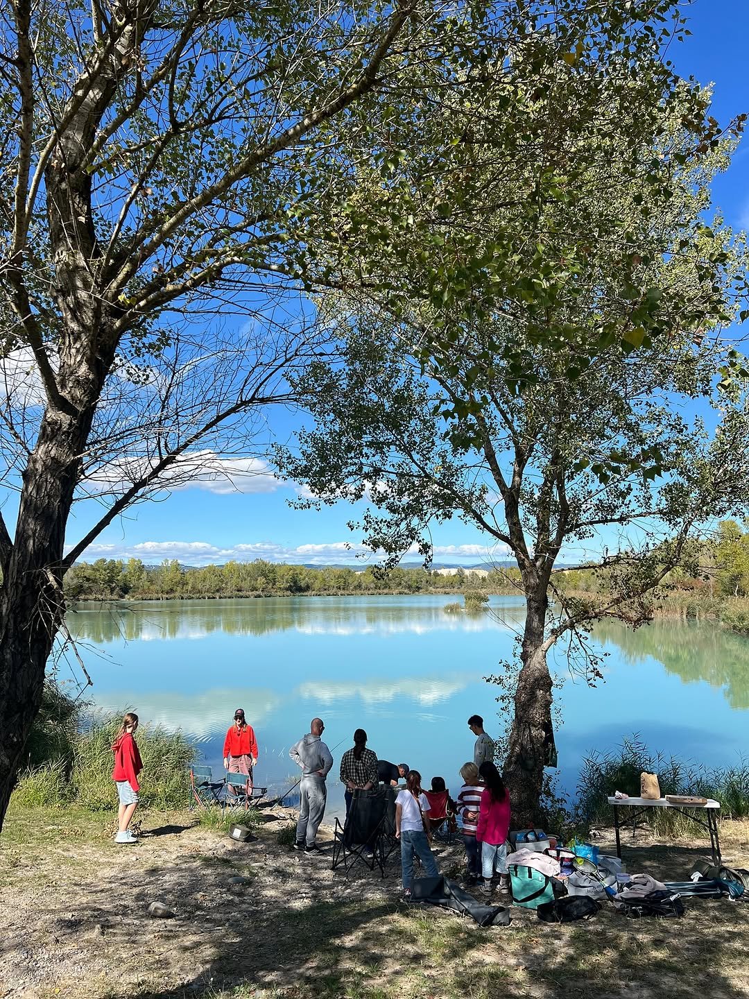 Photo by 최은아 on September 27, 2025. May be an image of 8 people, lake, picnic, park and text.