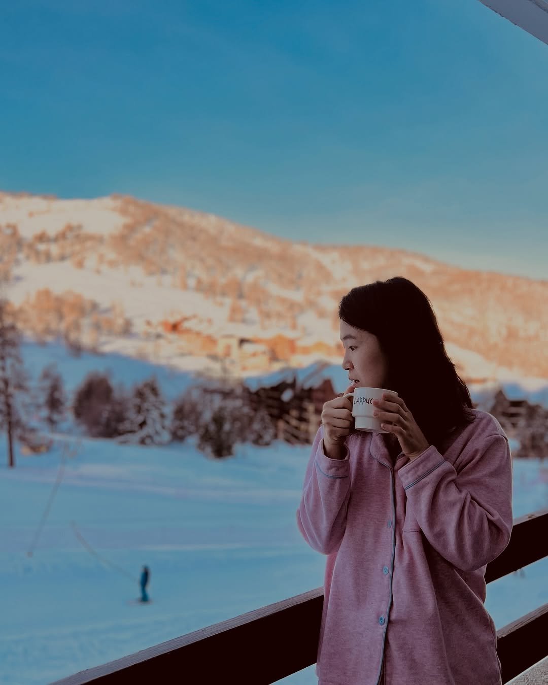 Photo by 최은아 on February 15, 2026. May be an image of parka, ski slope, snow and text.