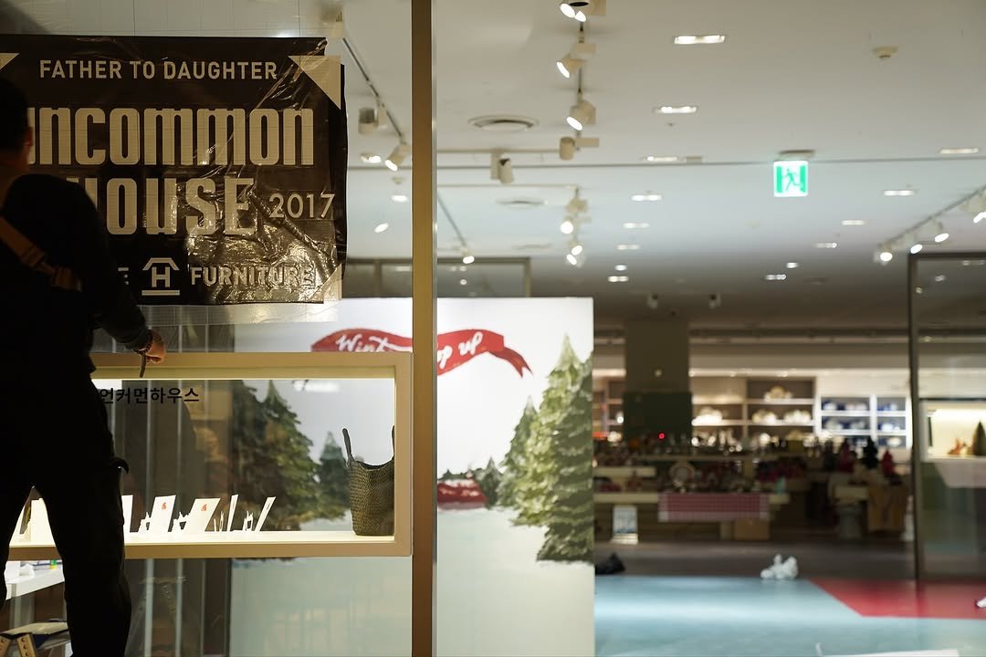 Photo shared by 언커먼하우스 UNCOMMON HOUSE on November 11, 2025 tagging @uncommonhouse. May be an image of display case, hat shop and text that says 'ODAUGHTER oMmon ISE2017 ISE 2017 FURNI FURNITURE 内 Wink LA.L'.