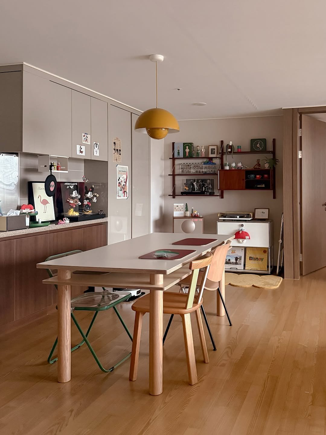 Photo shared by 언커먼하우스 UNCOMMON HOUSE on September 18, 2025 tagging @jinajina_y, and @uncommonhouse. May be an image of table, lighting, dining table, kitchen table, indoors, kitchen and text.