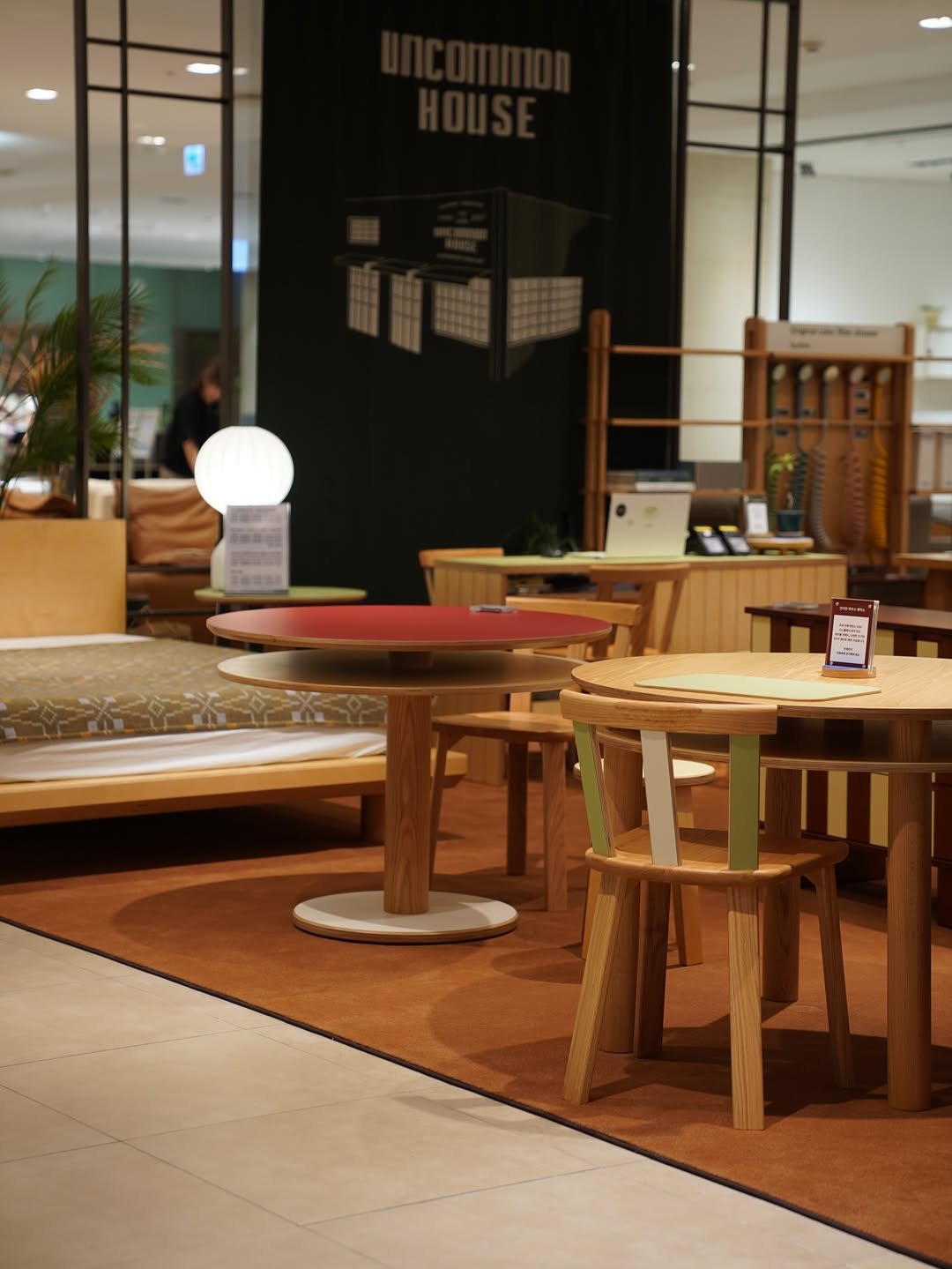 Photo shared by 언커먼하우스 UNCOMMON HOUSE on February 14, 2026 tagging @uncommonhouse. May be an image of table, lighting, armchair, dining table, indoors and text.