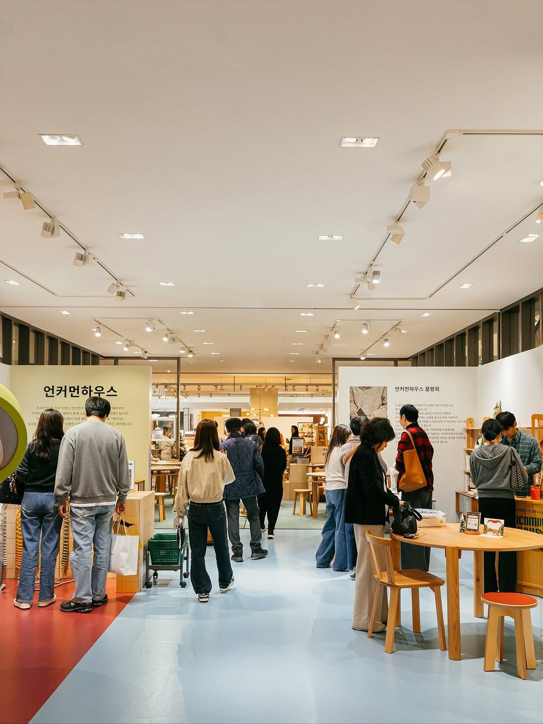 Photo shared by 언커먼하우스 UNCOMMON HOUSE on November 15, 2025 tagging @uncommonhouse. May be an image of one or more people, display case, cornflower and text.