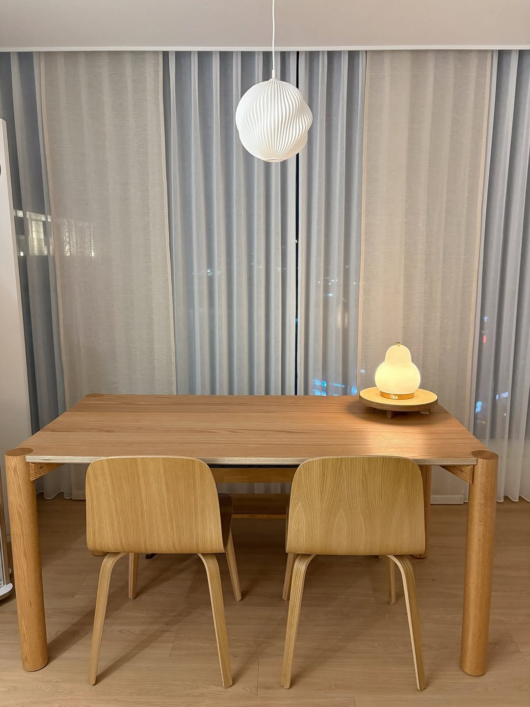 Photo by 언커먼하우스 UNCOMMON HOUSE on February 13, 2026. May be an image of table, lighting, kitchen table, armchair, dining table, indoors and text.