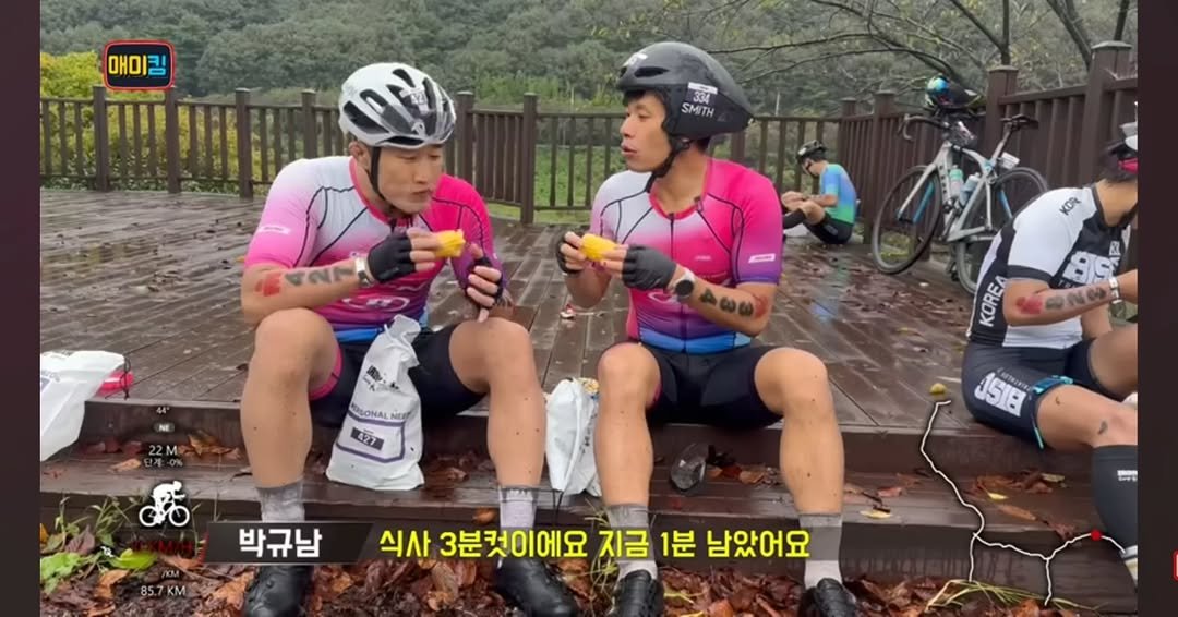 Photo by 김영진 on November 06, 2025. May be an image of bicycle, tire, helmet, outdoors and text that says '매미콘 킹 調市事 334 SMITH पন KOR SONAL SO 427 KOREA ර‍ී 158 สามคม 박규남 식사 3분컷이에요 지금 1분 남았어요'.