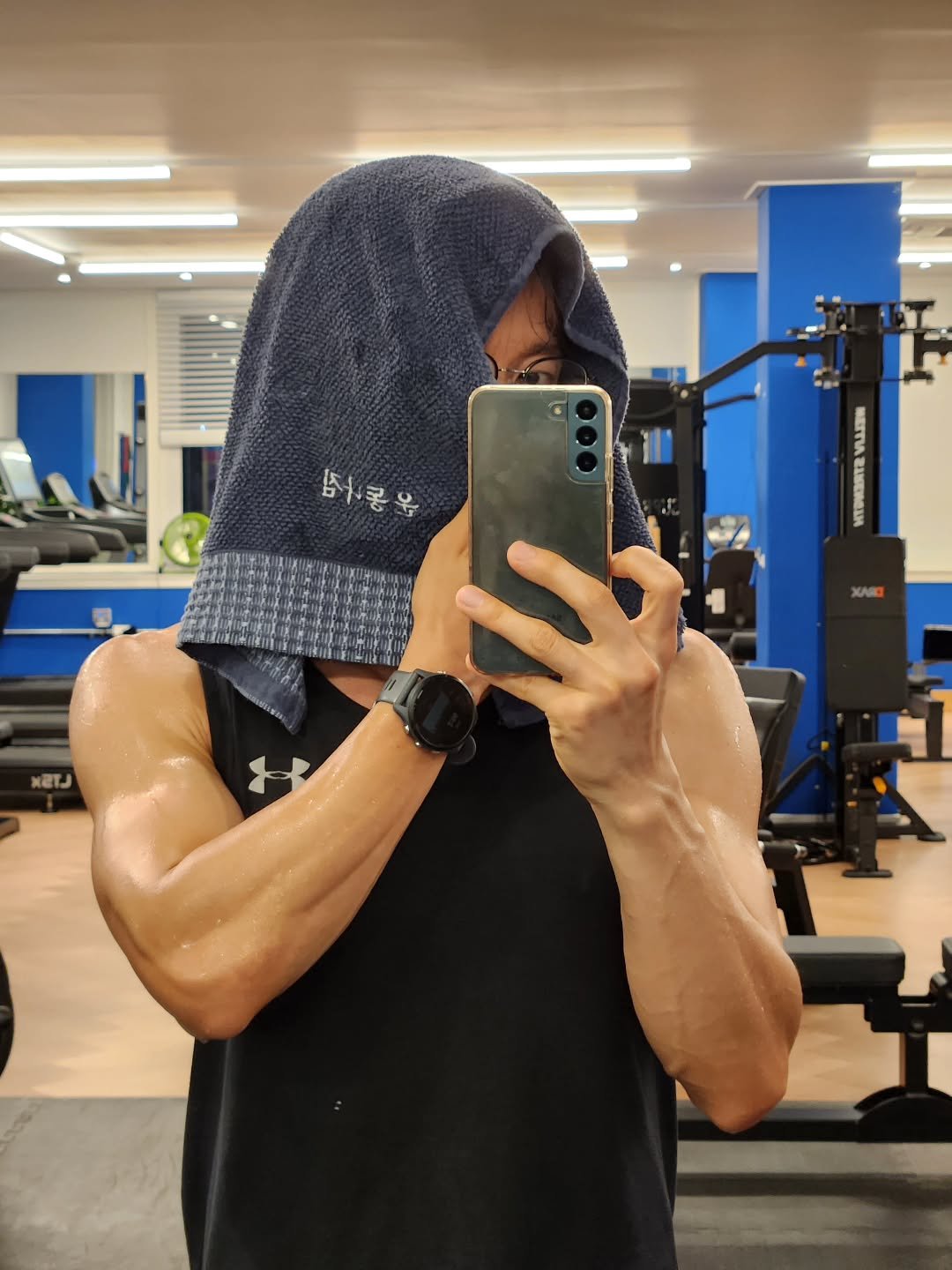 Photo by 김영진 on October 29, 2025. May be a selfie of one or more people, biceps, people bodybuilding, activewear, face mask, treadmill and text.
