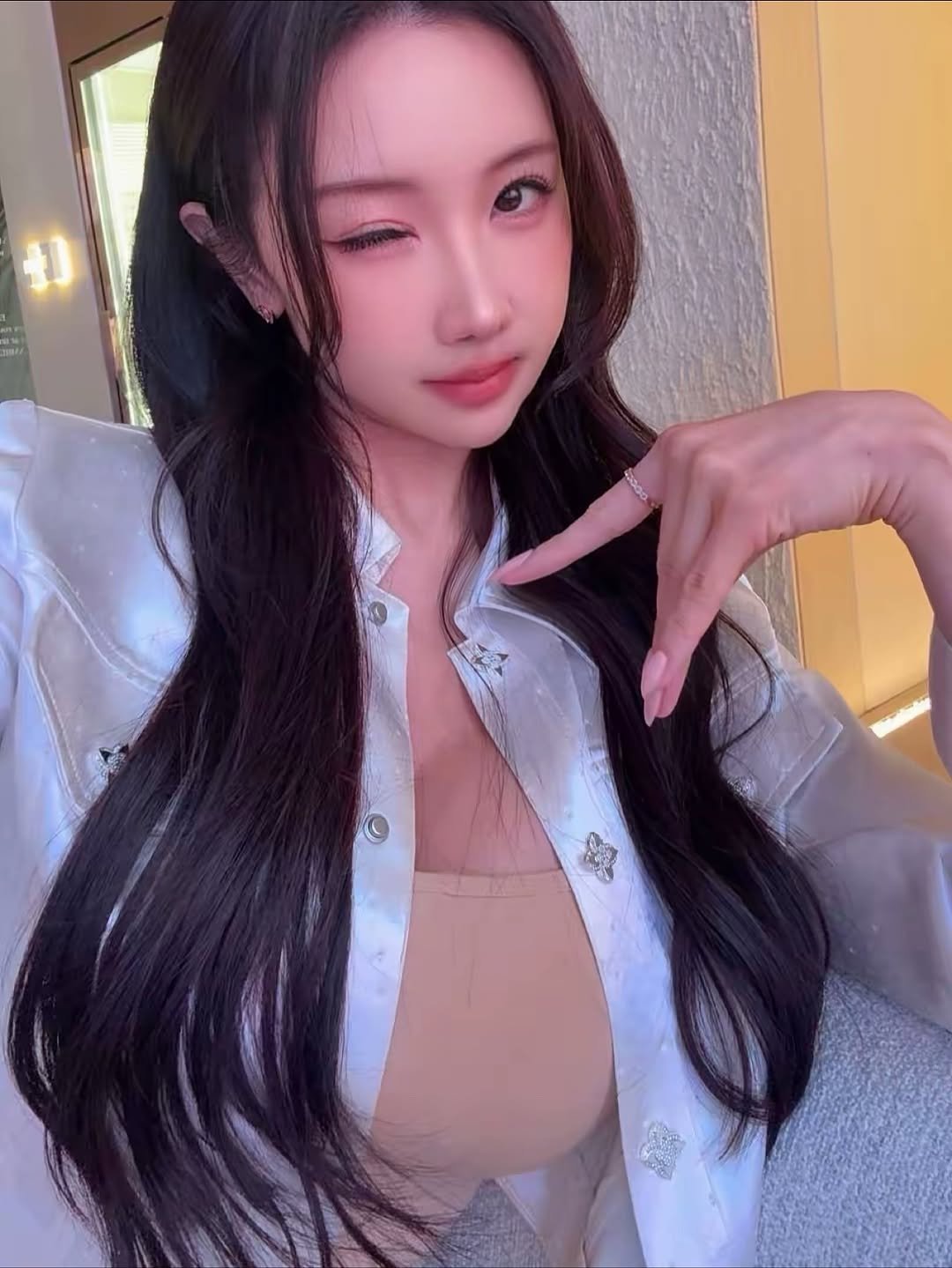 Photo shared by 연꽃사슴🪷🦌 on November 16, 2025 tagging @amred_clinic. May be an image of one or more people, hair, top and text.